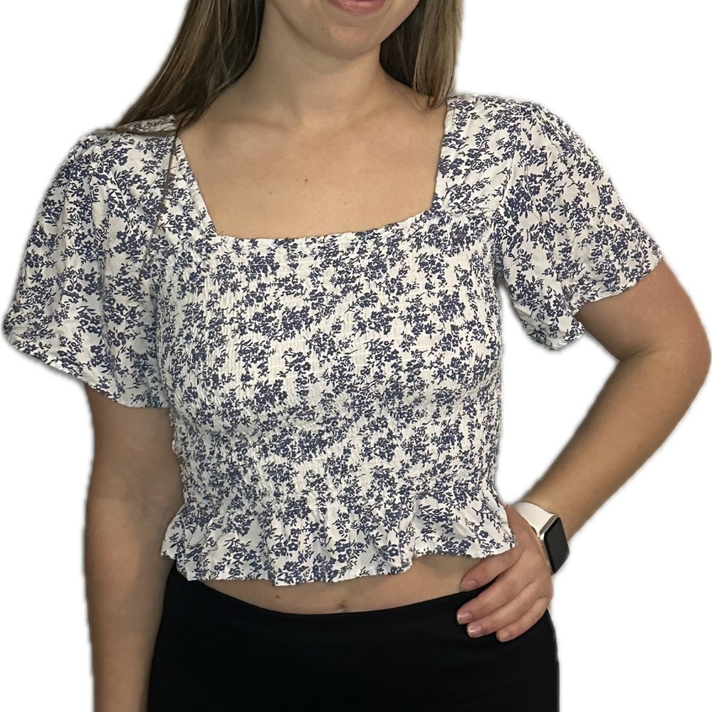 Cropped blue flowery shirt
